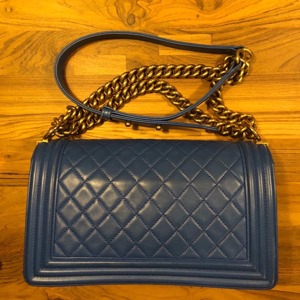 🚫SOLD🚫 Chanel Medium Boy Flap Royal Blue GHW - Picture 3 of 8